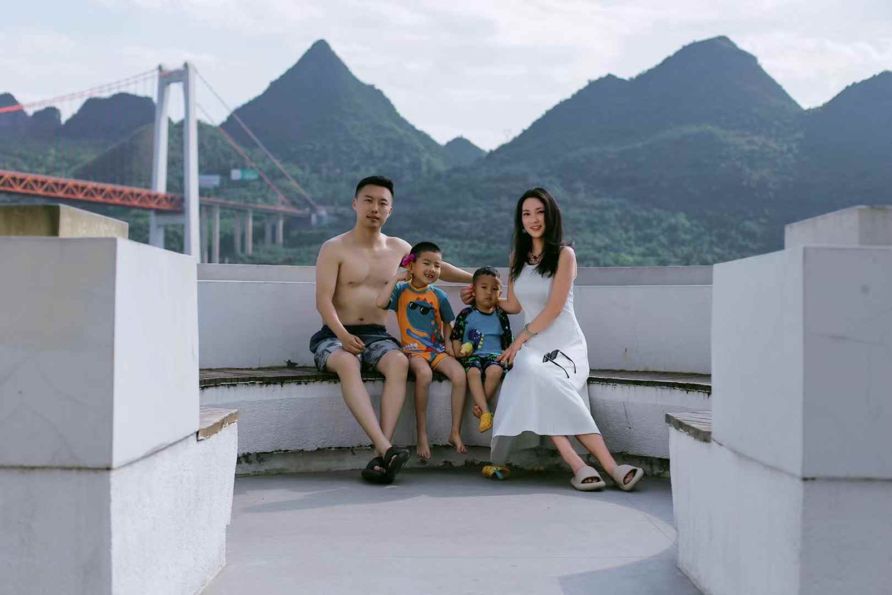 崔志鹏与家人在旅行中合影